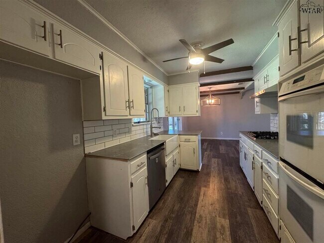 Building Photo - 3002 Cromwell Ave