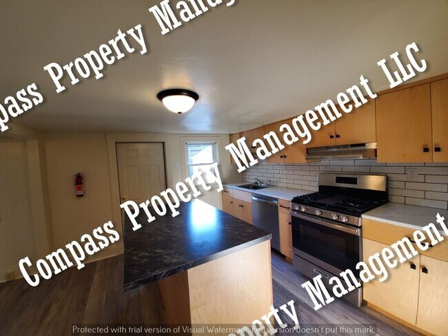 Building Photo - $1595 - 4 Bed, 1.5 Bath Half Double Home -...