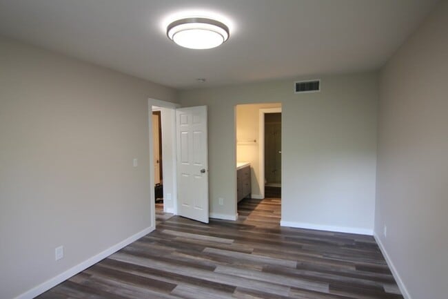 Building Photo - Cozy 2 Bedroom 2 Bath Condo in Iowa City!