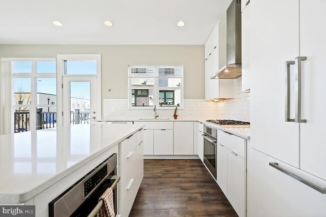 Building Photo - 11300 Emerald Park Rd