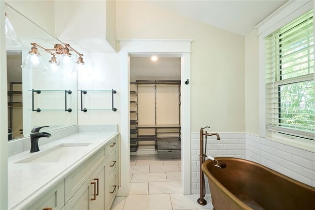 Building Photo - 6008 N Highland Ave