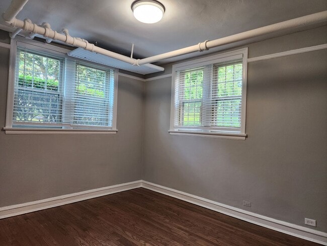 Building Photo - Recently Renovated East Rogers Park Garden...