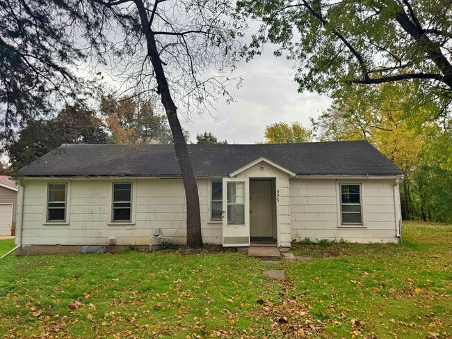 Building Photo - 975 S Armstrong Ave