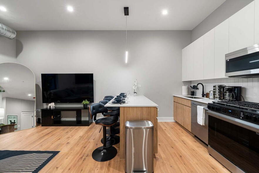 Building Photo - 6044 N Winthrop Ave