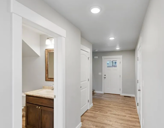 Building Photo - Charming 3-Bedroom Townhouse in the Heart ...