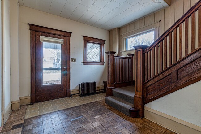 Building Photo - 5 bedroom, 2 bath home, close to U of I, MTD lines, local shopping & dining!! - Available August ...