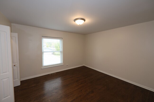 Building Photo - 503 E Valley Ln