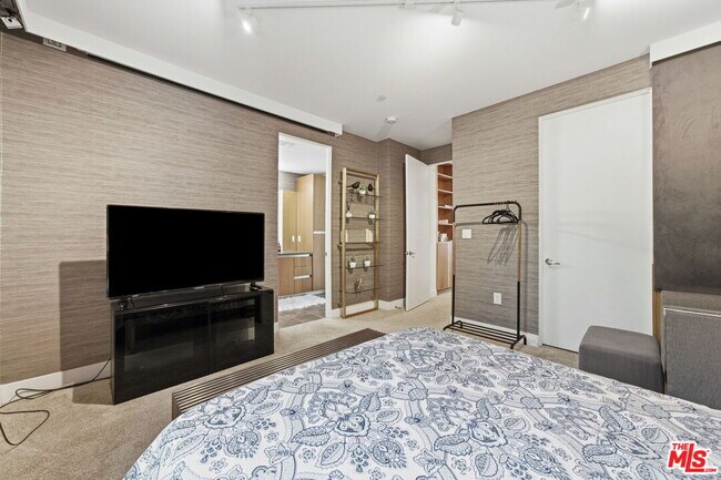 Building Photo - 5911 Saturn St