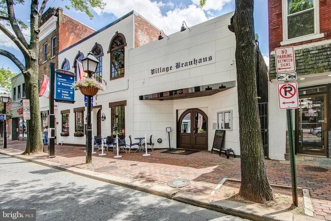 Building Photo - 906 S Washington St