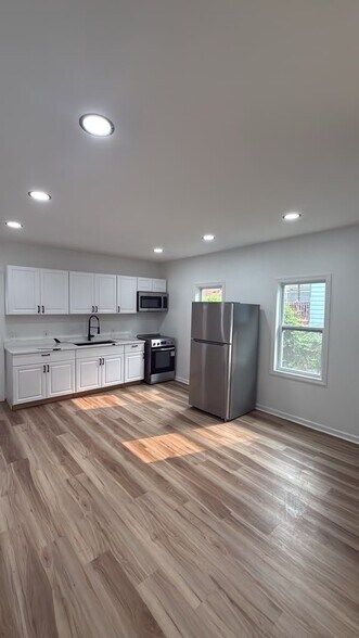 Building Photo - 6211 Lawn Ave