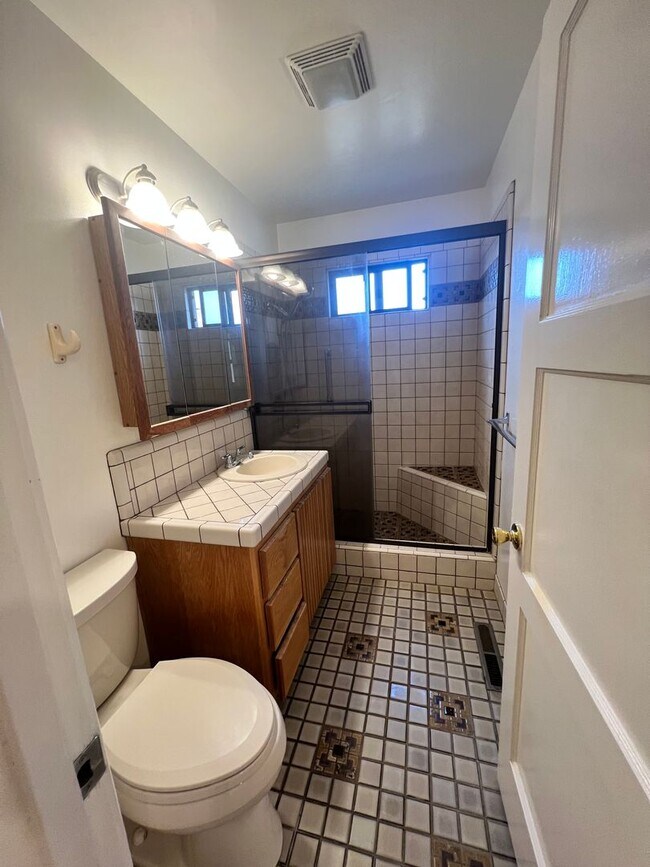 Building Photo - 2 Bedroom Blue Lake House with extra Loft Space!