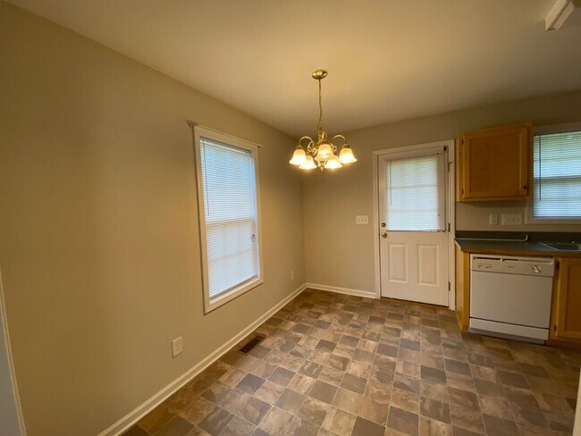 Building Photo - Beautiful three bedroom two bathroom house...