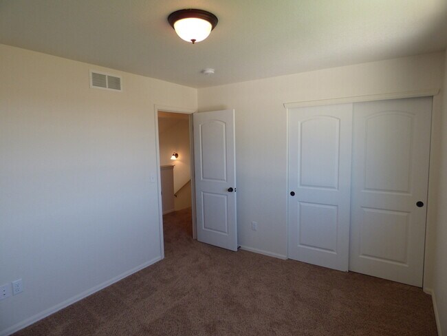 Building Photo - Two Story 3 Bed / 2.5 Bath Home in Windsor!