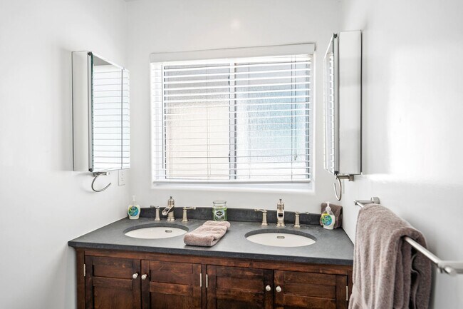 Building Photo - 3525 Ocean Dr