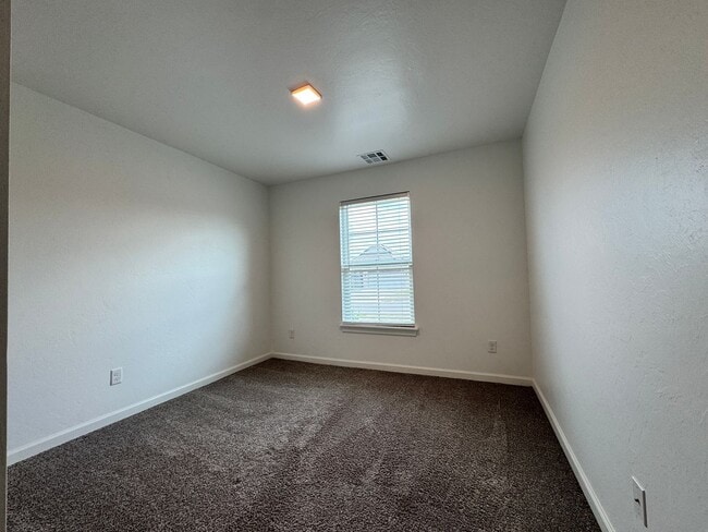 Building Photo - Beautiful 3 Bedroom Home in Azalea Farms in Noble