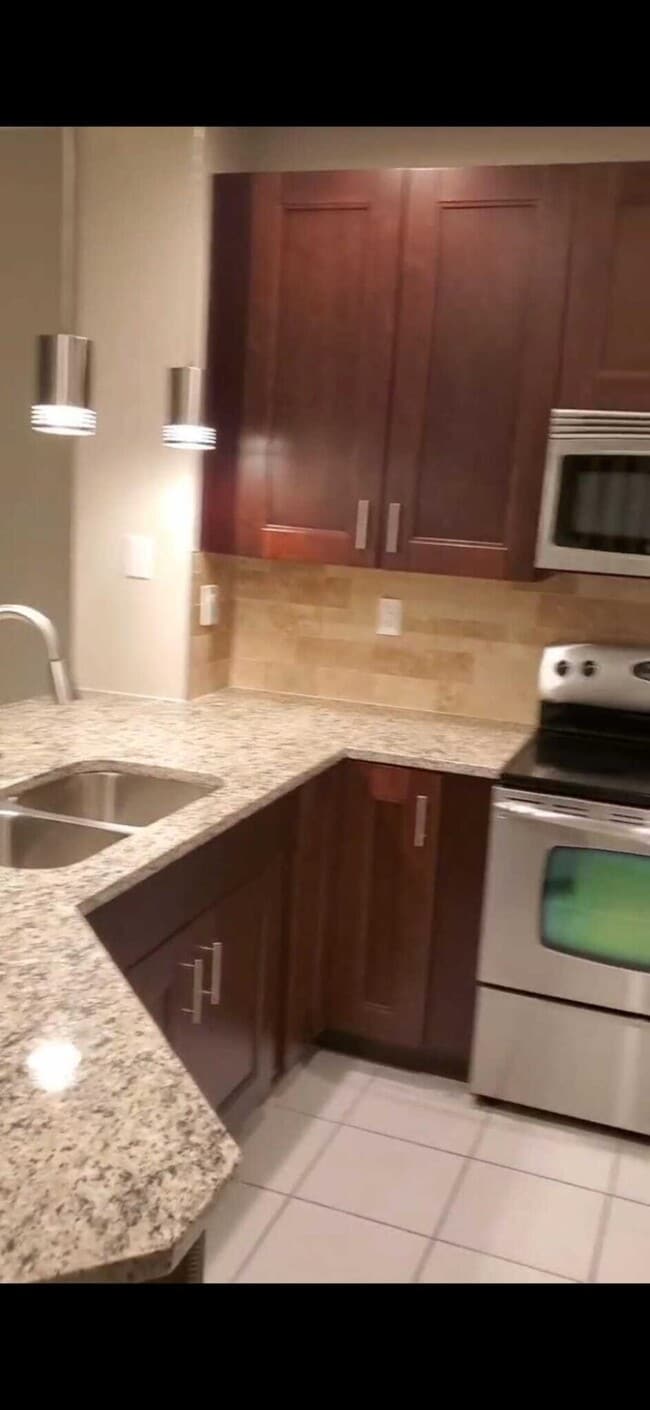 Building Photo - 5032 SE Mariner Garden Cir