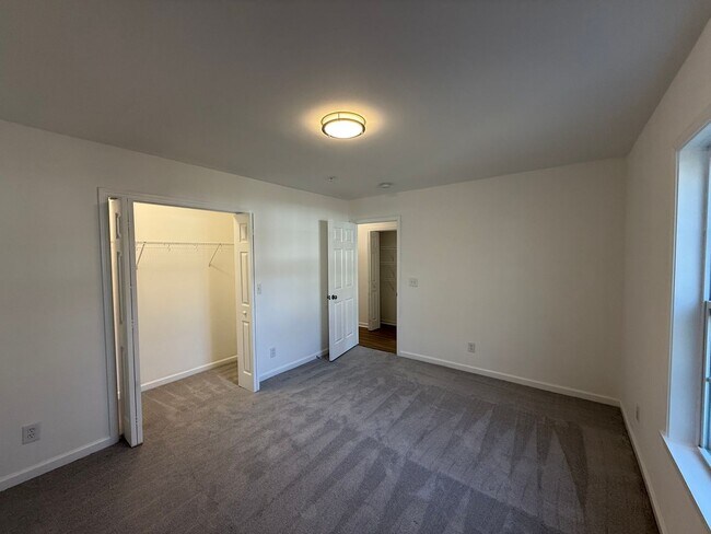 Building Photo - 208 Meadow St