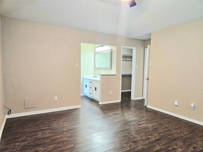 Building Photo - 4231 Southchase Ln