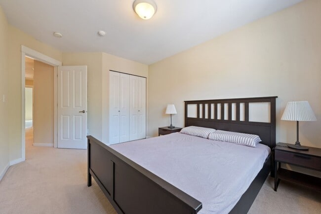 Building Photo - 3Bd/2.5Ba Kirkland Townhouse