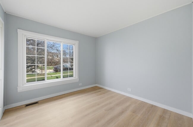 Building Photo - 593 Bristol Ln