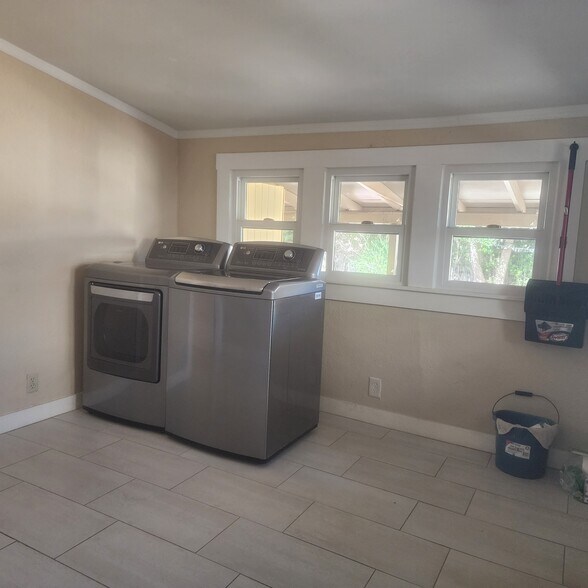 Building Photo - 115 W Vista