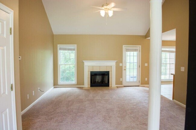 Building Photo - 3 Bed 2 Bath 2 Car Garage - North Columbus