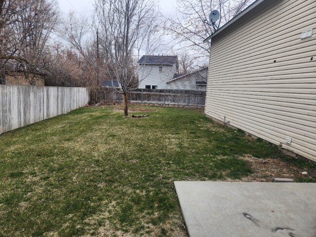 Building Photo - 1427 W Roberts Pl