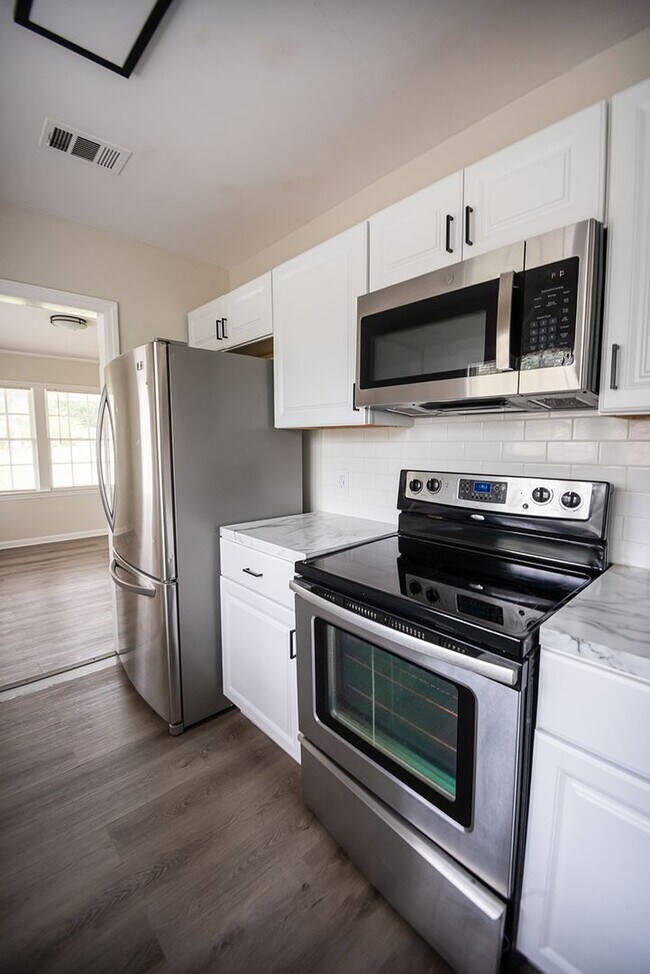 Building Photo - Beautiful home available today!