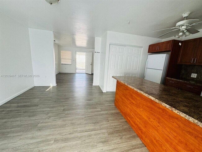 Building Photo - 215 NW 35th Ave