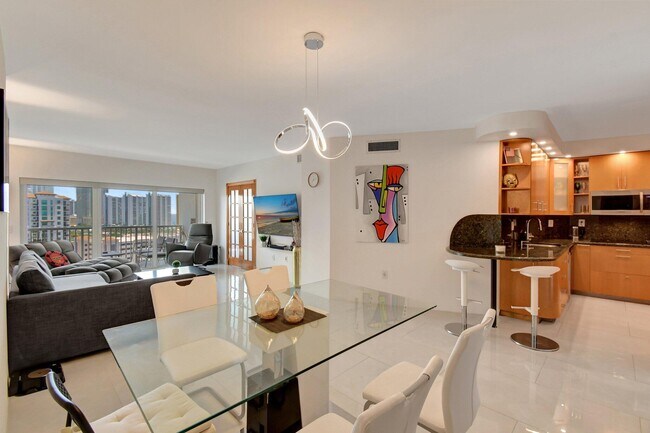 Building Photo - 300 Bayview Dr