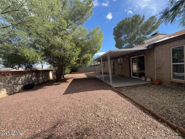 Building Photo - 433 Meadows Dr