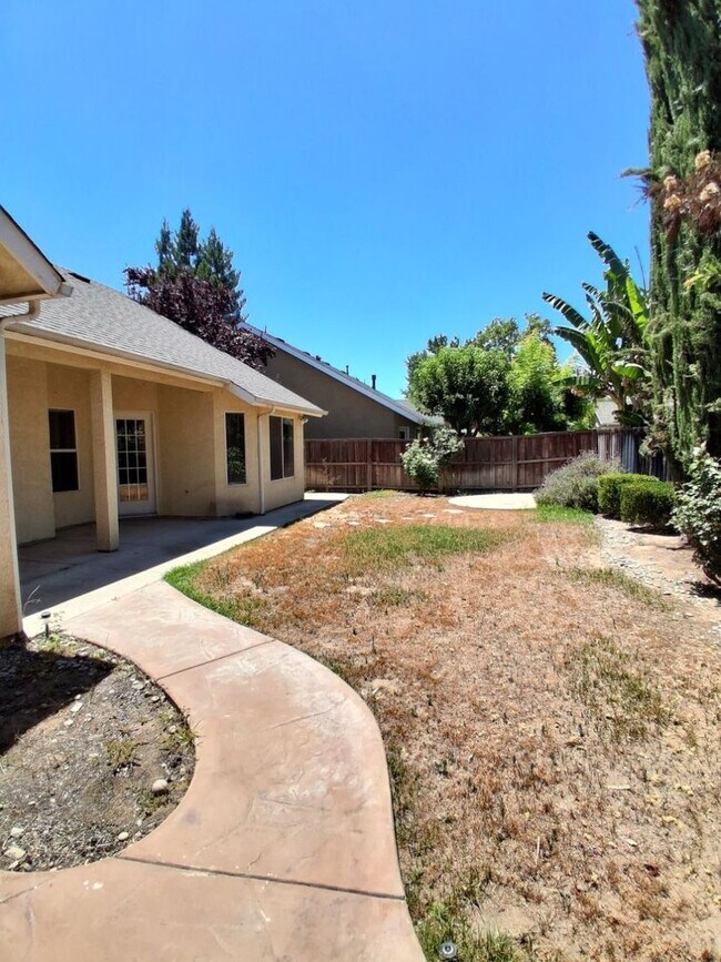 Building Photo - Desirable Clovis Single-Level Home: 3-bedroom, 2-bathroom