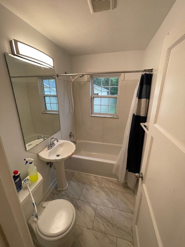 Building Photo - Cute 2 Bedroom Home Near The Fair Grounds