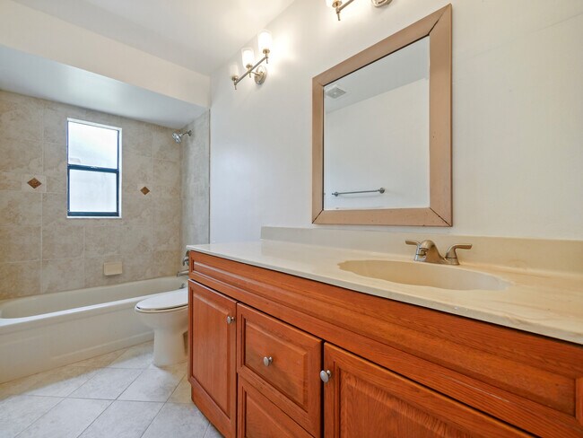 Building Photo - 7970 Glen Abbey Cir