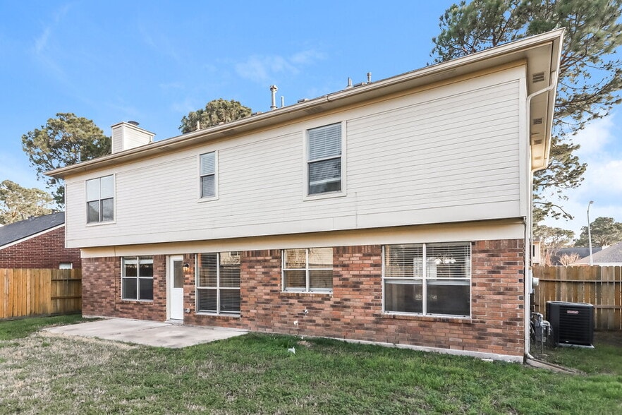 Building Photo - 18162 Holly Green Dr