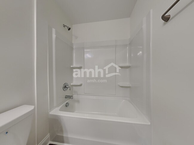 Building Photo - 223 S Live Oak Dr