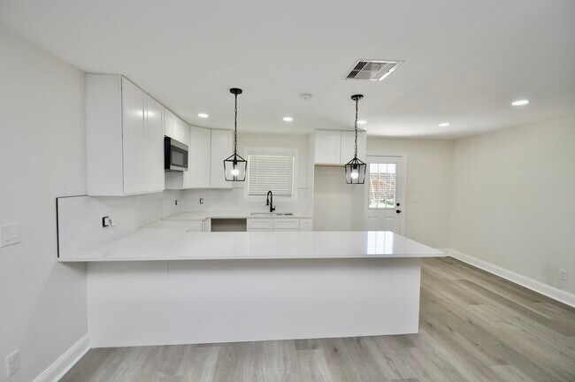 Building Photo - 7634 Wynlea St