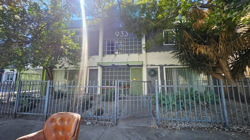 Building Photo - 933 S Gramercy Dr