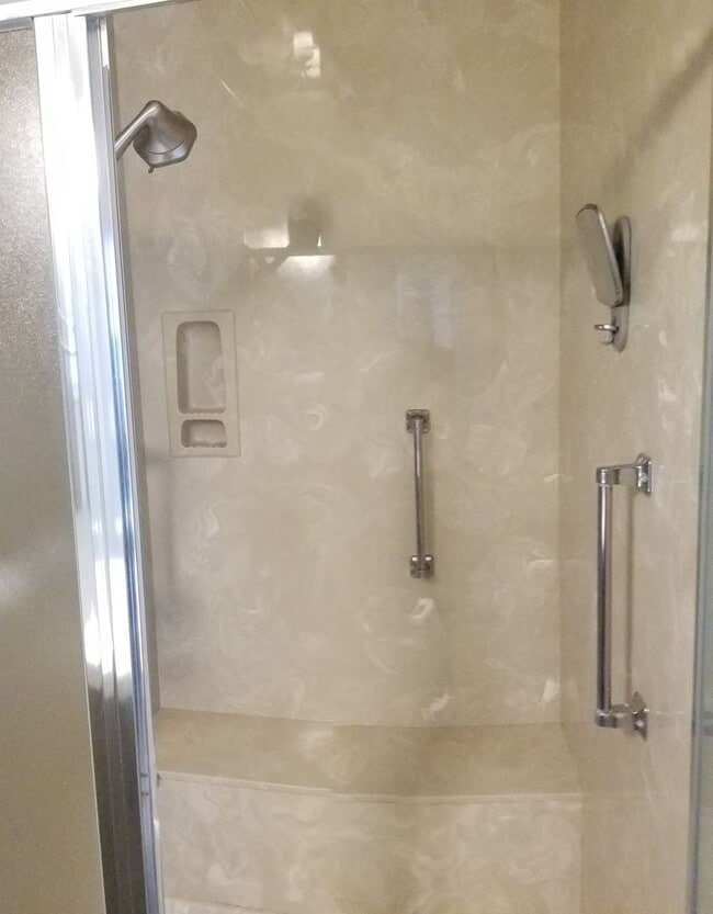 Building Photo - 5 bedrooms 2 baths close to campus and huge Backyard!