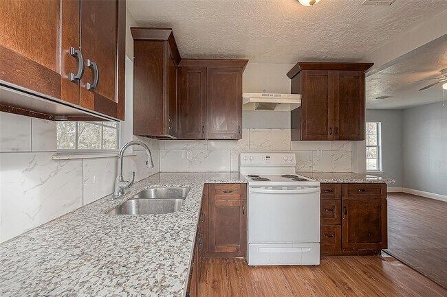 Building Photo - 4006 Sunflower St