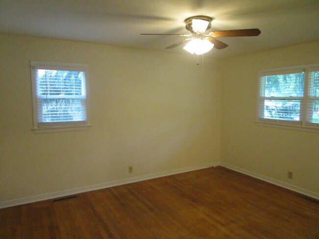 Building Photo - 305 Manor Dr