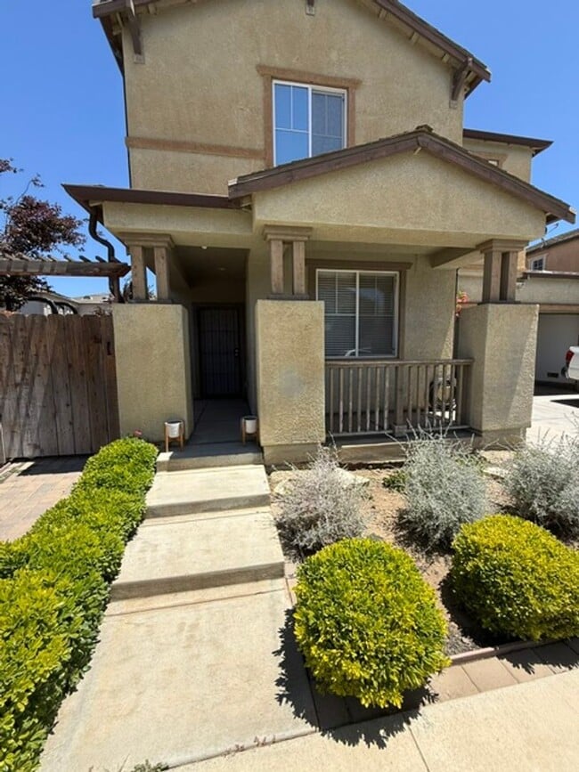 Building Photo - **Beautiful 2-Story Home Next to the Park**