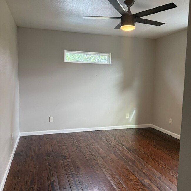 Building Photo - 2 Bedroom 1 Bath House