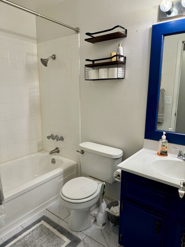 Building Photo - 735 E 15th N St