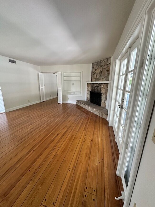 Building Photo - A True Gem in One of the Most Sought-After...