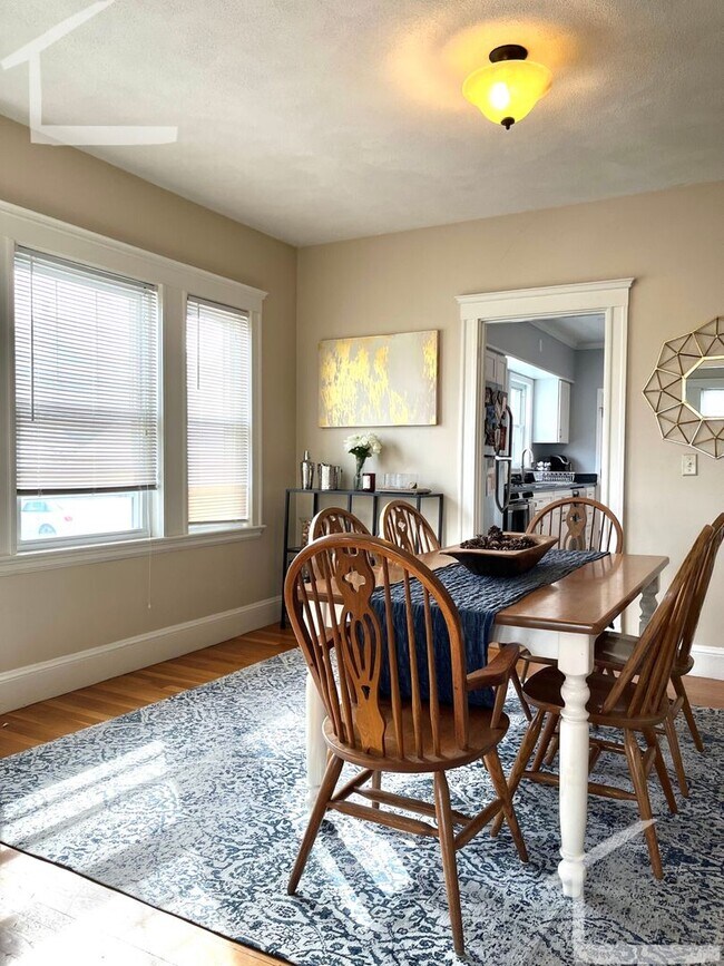 Building Photo - Free Laundry, Parking, Stainless Steel appliances, Backyard