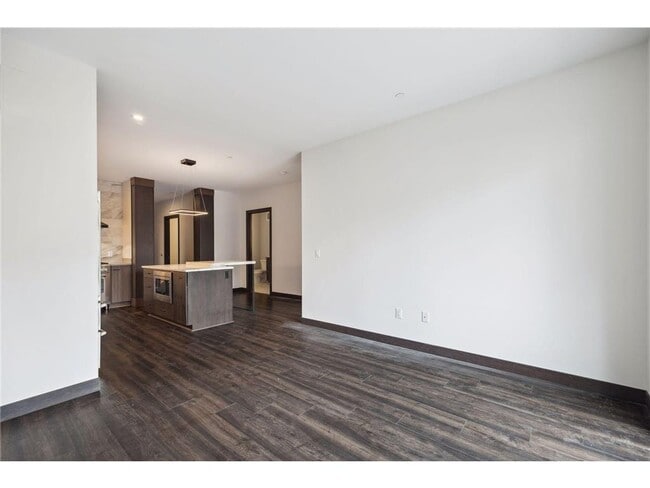 Building Photo - 253 Lake St E