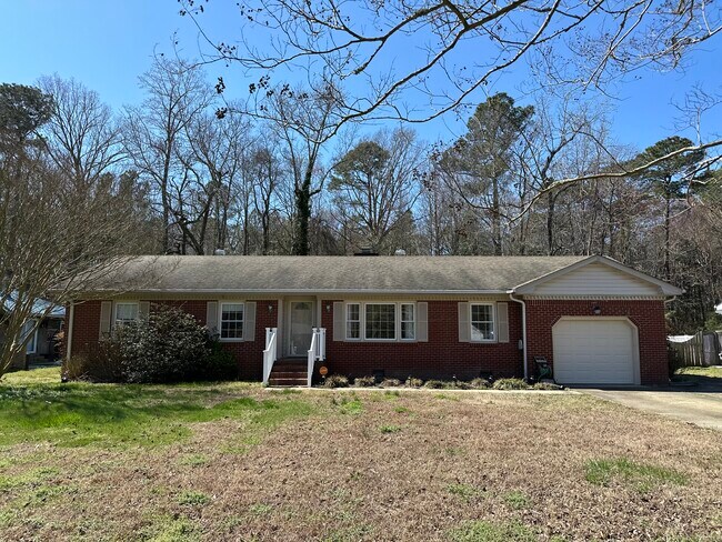 Building Photo - 15394 Rollingwood Dr