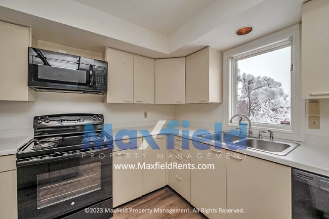 Building Photo - Avenues - 3 Bedroom 3 Bath Townhome with amazing southern views!