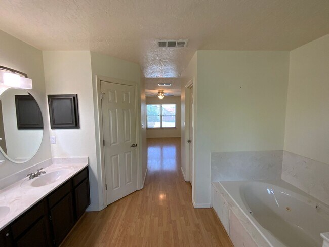 Building Photo - 3 Bedroom Home Available Near Golf Course ...